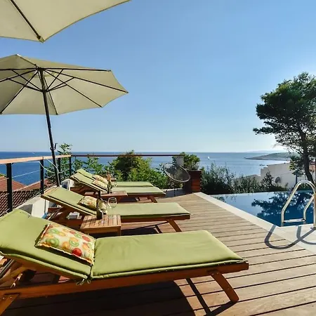 4 Bedrooms Hvar Located 100m From The Sea And 1,5 Km From Hvar Old Town 赫瓦尔