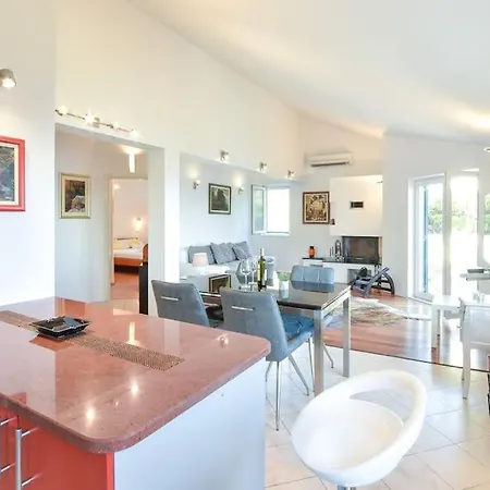 4 Bedrooms Hvar Located 100m From The Sea And 1,5 Km From Hvar Old Town 赫瓦尔