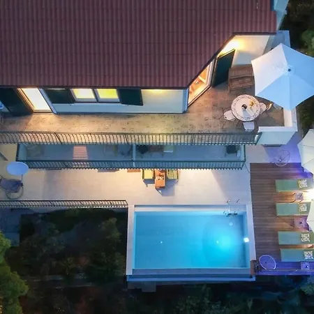 4 Bedrooms Hvar Located 100m From The Sea And 1,5 Km From Hvar Old Town 别墅