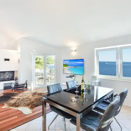 4 Bedrooms Hvar Located 100m From The Sea And 1,5 Km From Hvar Old Town 别墅 *