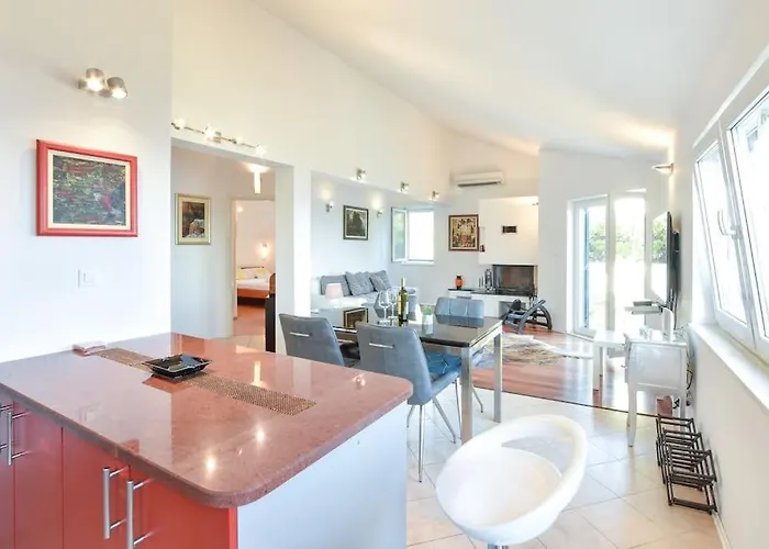 4 Bedrooms Hvar Located 100m From The Sea And 1,5 Km From Hvar Old Town هفار