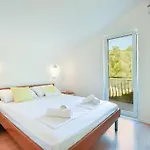 Villa 4 Bedrooms Hvar Located 100m From The Sea And 1,5 Km From Hvar Old Town