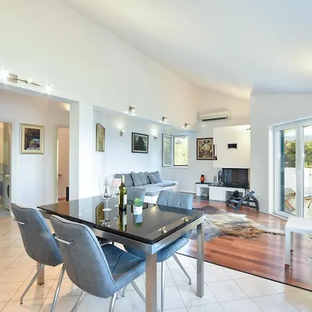 4 Bedrooms Hvar Located 100m From The Sea And 1,5 Km From Hvar Old Town Hvar Town