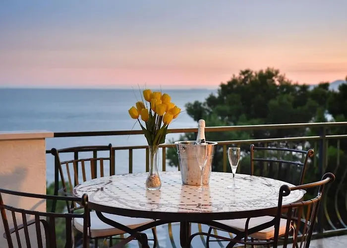 4 Bedrooms Hvar Located 100m From The Sea And 1,5 Km From Hvar Old Town