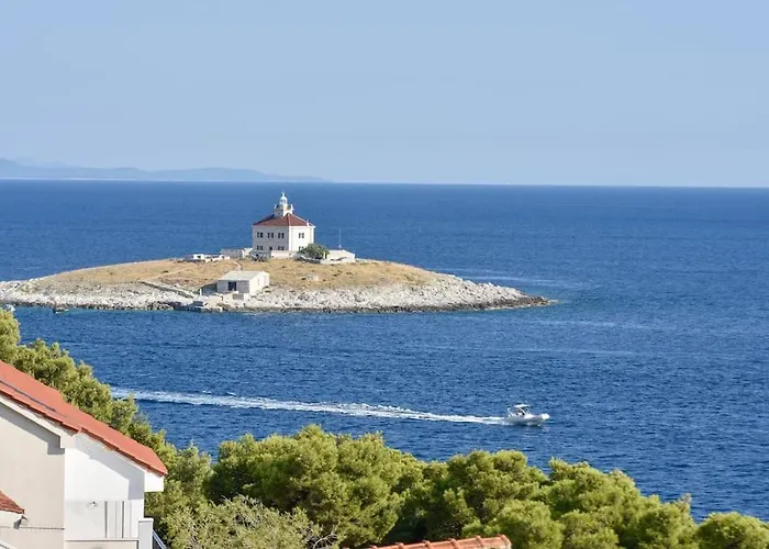 4 Bedrooms Hvar Located 100m From The Sea And 1,5 Km From Hvar Old Town