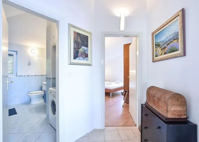 4 Bedrooms Hvar Located 100m From The Sea And 1,5 Km From Hvar Old Town Villa *