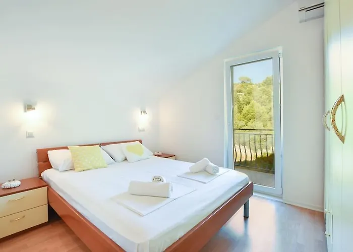 Willa 4 Bedrooms Hvar Located 100m From The Sea And 1,5 Km From Hvar Old Town