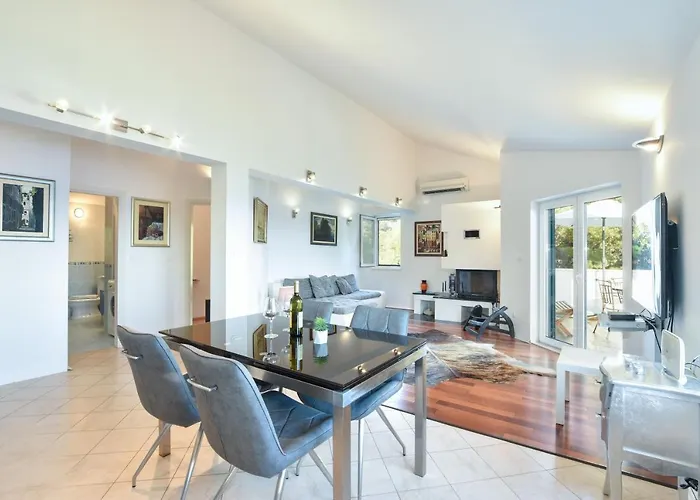 4 Bedrooms Hvar Located 100m From The Sea And 1,5 Km From Hvar Old Town Hvar Town