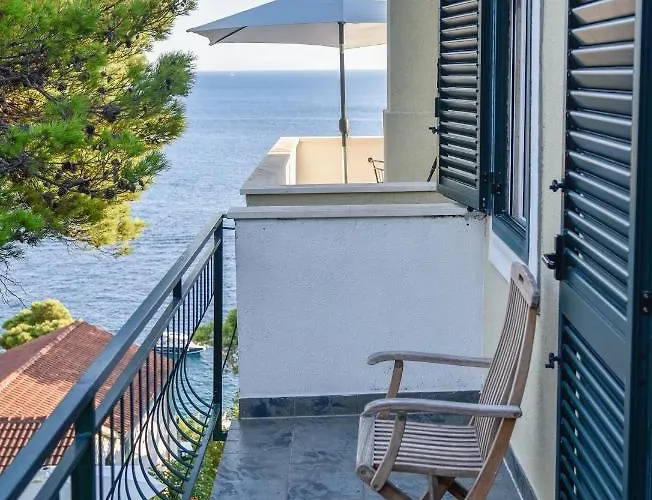 Villa 4 Bedrooms Hvar Located 100m From The Sea And 1,5 Km From Hvar Old Town *