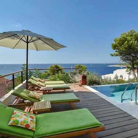 Villa 4 Bedrooms Hvar Located 100m From The Sea And 1,5 Km From Hvar Old Town *