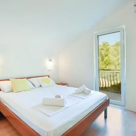 Villa 4 Bedrooms Hvar Located 100m From The Sea And 1,5 Km From Hvar Old Town